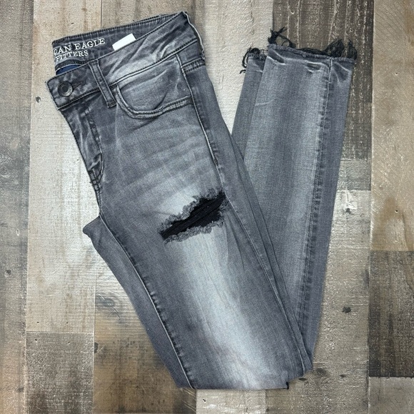 American Eagle Distressed Super Low Jeggings size 6 - Picture 1 of 12